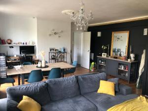 Posedenie v ubytovaní Chambre cosy privée dans appartement de 91m2