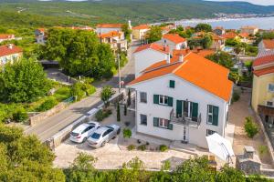 uma vista aérea de uma casa branca com um telhado laranja em Sea Point Villa Ivan em Kornic