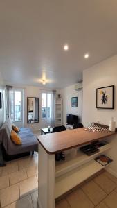 - un salon avec un bureau et un canapé dans l'établissement Studio, calme - proche plage Catalans - Clim, à Marseille