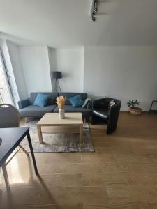 sala de estar con sofá y mesa de centro en Appartement privé à 15mn de Paris et proche Enghien les bains en Groslay