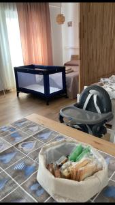 una habitación con un cochecito de bebé y una mesa en Casa Di Luce, en Montesilvano
