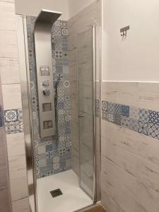 una doccia con porta in vetro in bagno di Casa Di Luce a Montesilvano