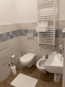bagno con servizi igienici bianchi e lavandino di Casa Di Luce a Montesilvano