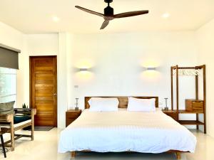 恰洛克拉姆的住宿－Villa Ashiana - Jungle Seaview，一间卧室配有一张带吊扇的床