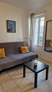 - un salon avec un canapé et une table dans l'établissement Studio, calme - proche plage Catalans - Clim, à Marseille