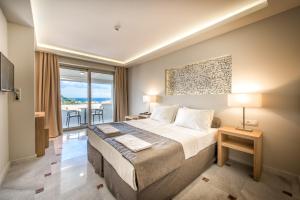 Voodi või voodid majutusasutuse Azure Resort & Spa toas