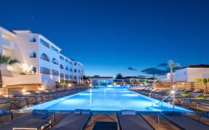 Bazén v ubytování Azure Resort & Spa nebo v jeho okolí