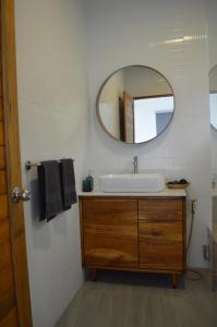 un bagno con lavandino e specchio di Villa Ashiana - Jungle Seaview a Ban Chalok Lam