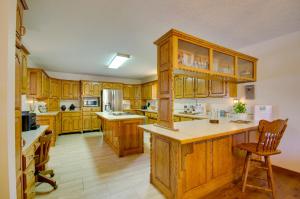 une grande cuisine avec des placards en bois et un comptoir dans l'établissement Waynesville Vacation Rental about 5 Mi to Downtown, à Waynesville