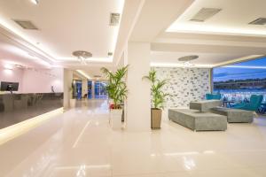 Lobbyen eller receptionen på Azure Resort & Spa