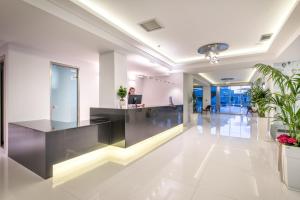 Fuajee või vastuvõtt majutusasutuses Azure Resort & Spa