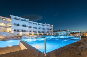 Bassein majutusasutuses Azure Resort & Spa või selle lähedal