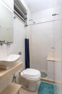 uma casa de banho com um WC branco e um lavatório. em Aconchego em Copacabana - 150m da praia - PI401 Z5 no Rio de Janeiro
