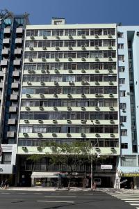 un gran edificio con balcones en un lateral en Aconchego em Copacabana - 150m da praia - PI401 Z5, en Río de Janeiro