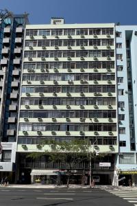 um grande edifício com varandas ao lado em Aconchego em Copacabana - 150m da praia - PI401 Z5 no Rio de Janeiro