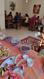 una mesa con platos de comida encima en Kalaja Inn en Krujë