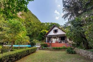 a house with a swimming pool in a garden at CurtaTere piscina lareira pet friendly jardim in Teresópolis