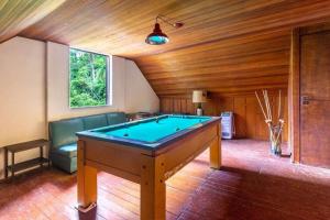 a room with a pool table in a house at CurtaTere piscina lareira pet friendly jardim in Teresópolis