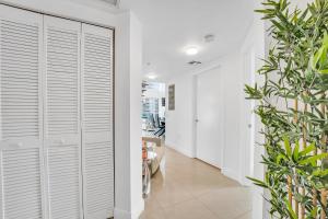 un couloir avec des murs blancs et des plantes dans une maison dans l'établissement Modern 2 Story Loft 2BR with Breathtaking Views, à Miami