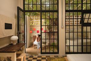 圣胡安PAZ by DW的坐在门前椅子上的女人