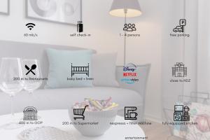 una habitación con una pared blanca con diferentes logotipos en TOP-Lage, 400 m bis GOP, Bali-Therme und Kurpark - HDZ - Parkplatz, Netflix, Disney en Bad Oeynhausen