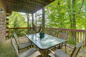 een terras met een tafel en stoelen bij Virginia Mountain Cabin with Decks and Fireplaces 