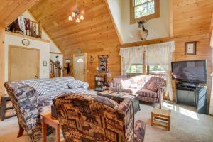 een woonkamer met banken en een flatscreen-tv bij Virginia Mountain Cabin with Decks and Fireplaces 