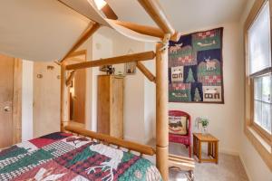 een slaapkamer met een bed en een poster aan de muur bij Virginia Mountain Cabin with Decks and Fireplaces 