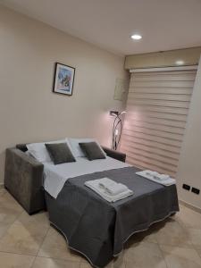 een slaapkamer met een bed met twee handdoeken erop bij Loft Magna Grecia Reggio Calabria Centro Storico in Reggio di Calabria