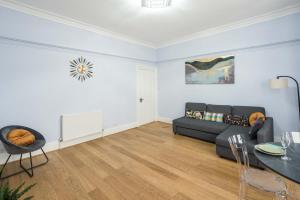 sala de estar con sofá y mesa en Gloucester Station Gem: 3 Bedroom Oasis, en Londres