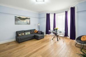 sala de estar con sofá y mesa en Gloucester Station Gem: 3 Bedroom Oasis, en Londres