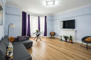 sala de estar con sofá y mesa en Gloucester Station Gem: 3 Bedroom Oasis, en Londres