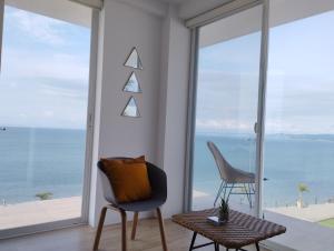 sala de estar con vistas al océano en Punta Blanca Beach Apartments Manta Coliving Ecuador en Jaramijó