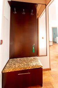 vestidor con espejo en la pared en Паттайя, en Petropavlovsk