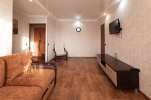 a living room with a couch and a tv at Паттайя in Petropavlovsk
