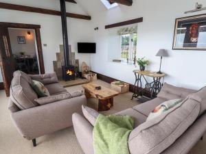 uma sala de estar com dois sofás e uma lareira em Swallow's Nest em Gainsborough