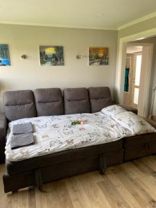 Cama grande en habitación con sofá en Luxus apartment Byggdarhorn, en Selfoss