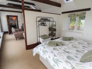 um quarto com uma cama grande e um espelho em Swallow's Nest em Gainsborough
