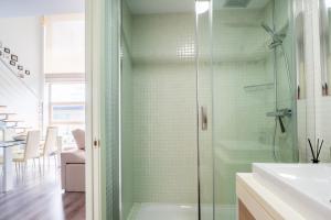Koupelna v ubytování El Ventero Apartment - Elegante Apt para 5 con terraza, Wi-fi y aparcamiento en la calle + 17 fotografií