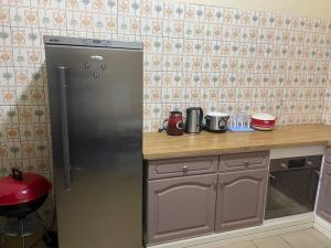 een keuken met een zwarte koelkast en een aanrecht bij Villa Thomas 