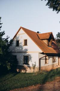 ein weißes Haus mit rotem Dach in der Unterkunft Stodola na vršku in Jičín