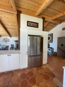 Dapur atau dapur kecil di Hilltop Vineyard and Agave Field with View