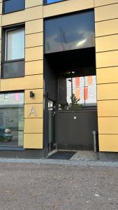 un ingresso a un edificio con porta a vetri di Entire Apartment Near Helsinki Airport a Vantaa