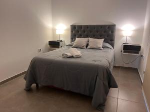 ein Schlafzimmer mit einem großen Bett mit zwei Lampen in der Unterkunft Departamento Nº 3 en complejo semiprivado! 2 habitaciones in San Martín