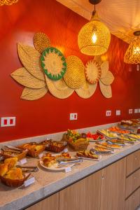 una línea de buffet con comida y platos de comida en Ubatuba Eco Hotel, en Ubatuba