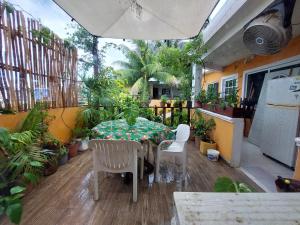 una mesa y sillas en una habitación con plantas en Habitación Cozumel, en Cozumel