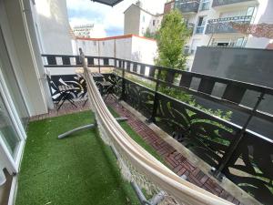uma rede na varanda de uma casa em Bel appartement de 65 m2 em Saint-Denis
