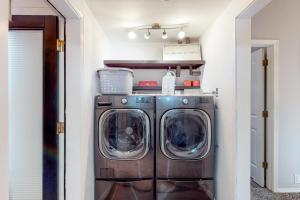 lavadero con lavadora y secadora en Apple Cottage, 