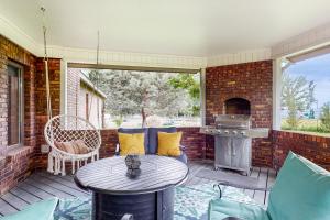 patio esterno con tavolo e griglia di Apple Cottage 