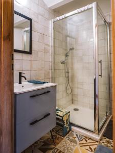 y baño con lavabo y ducha. en Terra Farma Cottage, cozy urban escapes here!, 